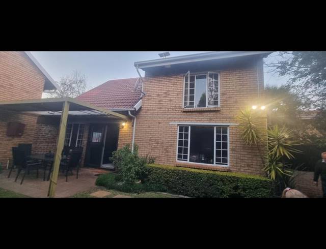 4 BEDROOM TOWNHOUSE FOR SALE IN CELTISDAL